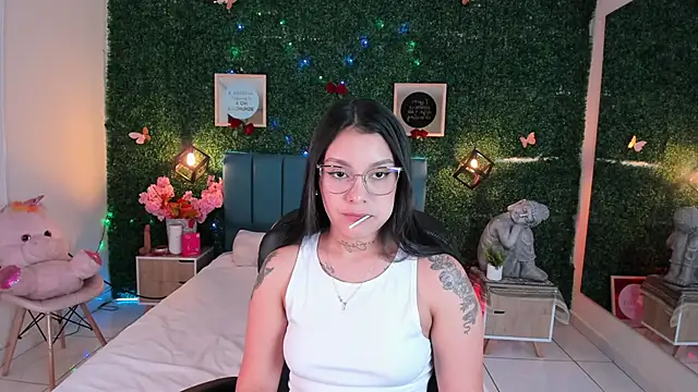 Snapshot of GabyyCute_ chatting on 12.17.25 GabyyCute online show from 12.17.25