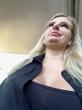 Snapshot of Betsy chatting on 01.02.25 Betsy online show from 01.02.25