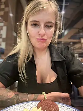 Snapshot of Betsy chatting on 01.06.25 Betsy online show from 01.06.25