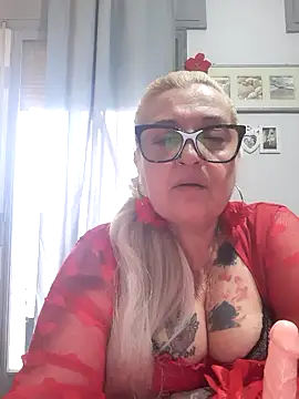 Snapshot of athena80_sexy chatting on 12.04.25 athena80 sexy online show from 12.04.25