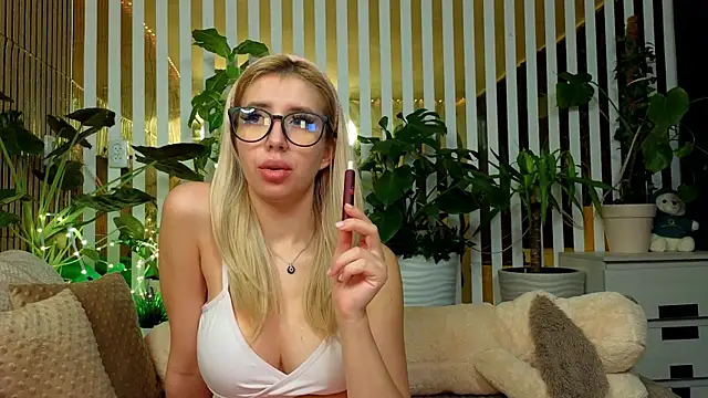 Snapshot of FlowweerGirl chatting on 12.05.25 FlowweerGirl online show from 12.05.25