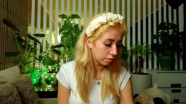 Snapshot of FlowweerGirl chatting on 12.13.25 FlowweerGirl online show from 12.13.25