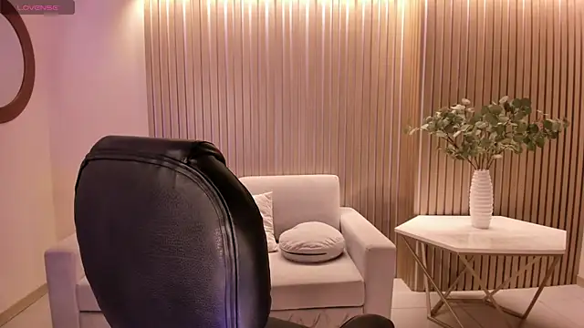Snapshot of MadisonKane chatting on 06.19.26 MadisonKane online show from 06.19.26