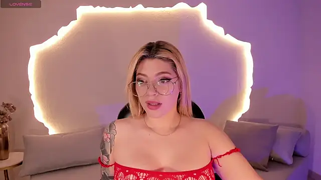 Snapshot of MadisonKane chatting on 06.30.26 MadisonKane online show from 06.30.26