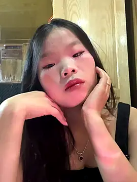 Snapshot of Heni-a chatting on 12.05.25 Heni-a online show from 12.05.25