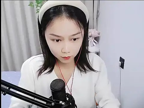 Snapshot of mili923 chatting on 12.04.25 mili923 online show from 12.04.25