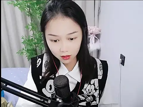 Snapshot of mili923 chatting on 12.05.25 mili923 online show from 12.05.25