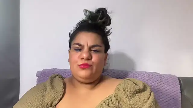 Snapshot of YoungCurvyLeah chatting on 08.01.26 YoungCurvyLeah online show from 08.01.26