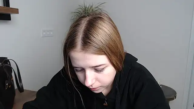 Snapshot of SweetBellaa_ chatting on 12.05.25 SweetBellaa online show from 12.05.25