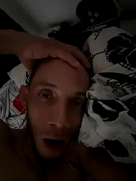 Snapshot of yisushotlarge chatting on 12.14.25 yisushotlarge online show from 12.14.25