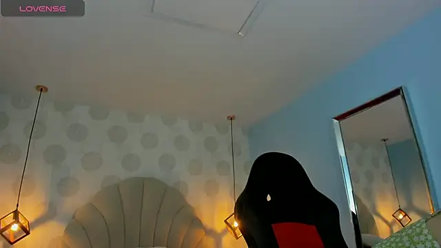 Snapshot of VENUSGREYS1 chatting on 05.21.26 VENUSGREYS1 online show from 05.21.26