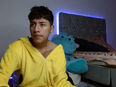 Snapshot of Sebas_Ross04 chatting on 12.14.25 Sebas Ross04 online show from 12.14.25