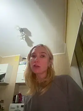 Snapshot of KisJeni chatting on 12.15.25 KisJeni online show from 12.15.25