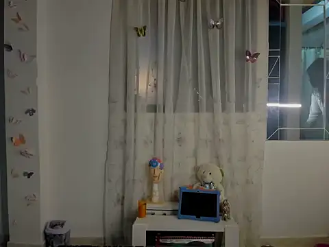 Snapshot of perla-thomson chatting on 12.03.25 perla-thomson online show from 12.03.25