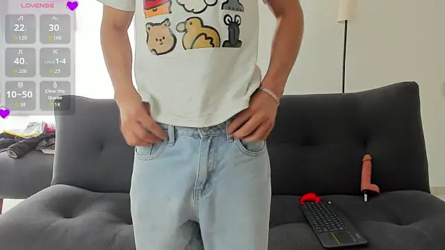 Snapshot of LittleMya_ chatting on 12.17.25 LittleMya online show from 12.17.25