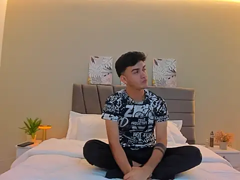 Snapshot of Feiccer_Thomson1 chatting on 12.05.25 Feiccer Thomson1 online show from 12.05.25