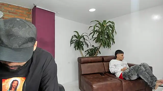 Snapshot of HotThreesoome chatting on 12.15.25 HotThreesoome online show from 12.15.25