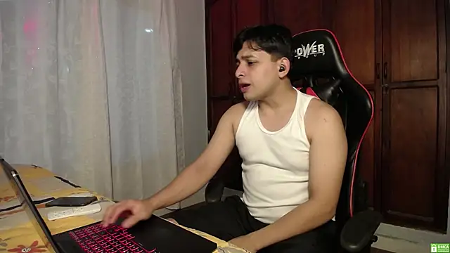 Snapshot of paul_crewe chatting on 12.18.25 paul crewe online show from 12.18.25