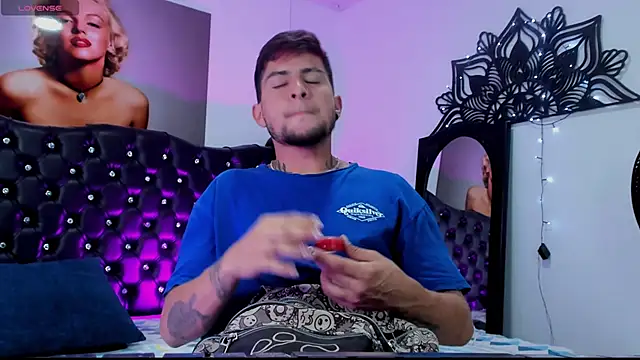 Snapshot of vaalentiino chatting on 12.14.25 vaalentiino online show from 12.14.25