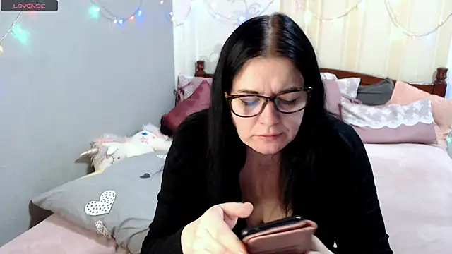 Snapshot of SashaBond chatting on 12.15.25 SashaBond online show from 12.15.25