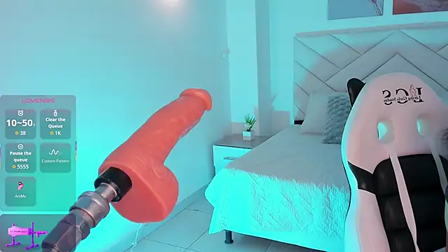 Snapshot of lunasable_ chatting on 12.13.25 lunasable online show from 12.13.25