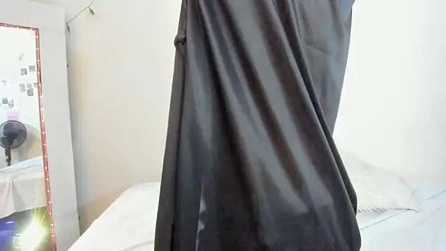 Snapshot of litle_slut chatting on 02.19.26 litle slut online show from 02.19.26