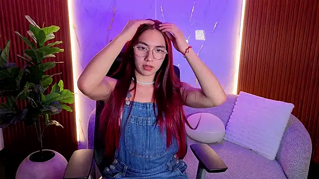 Snapshot of scarlettvg chatting on 12.05.25 scarlettvg online show from 12.05.25