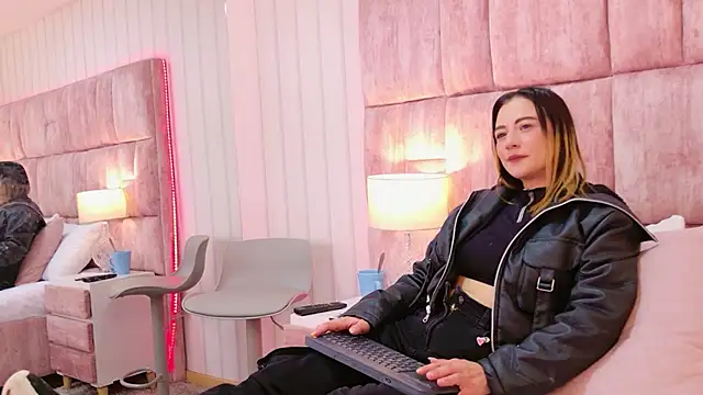 Snapshot of HeatherHazell chatting on 12.16.25 HeatherHazell online show from 12.16.25