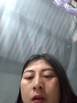 Snapshot of Paerl-sweet chatting on 12.16.25 Paerl-sweet online show from 12.16.25