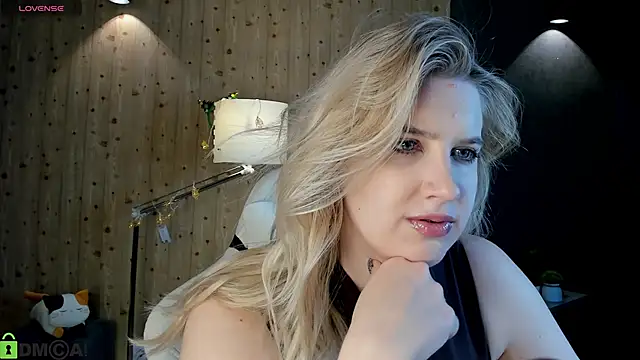 Snapshot of LunasShine chatting on 12.15.25 LunasShine online show from 12.15.25