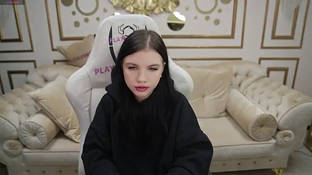 Snapshot of Hanna_nana chatting on 12.15.25 Hanna nana online show from 12.15.25