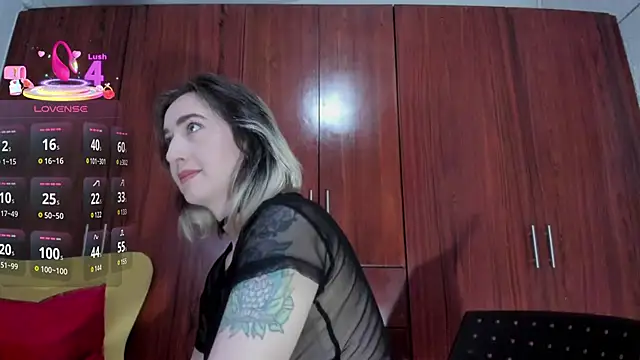 Snapshot of carly_grasso chatting on 10.27.25 carly grasso online show from 10.27.25