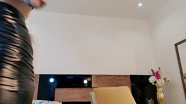 LucyHanks online show from 03.04.26