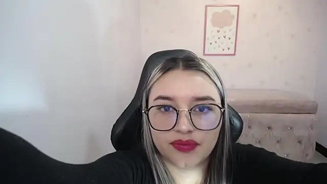 Snapshot of Iris_Bell_ch chatting on 12.14.25 Iris Bell ch online show from 12.14.25