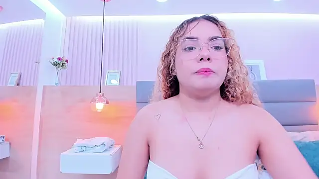 Snapshot of abril_dolly chatting on 12.15.25 abril dolly online show from 12.15.25