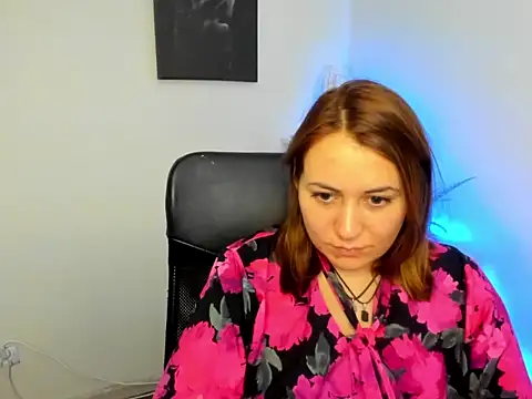 Snapshot of NessaDream chatting on 12.16.25 NessaDream online show from 12.16.25