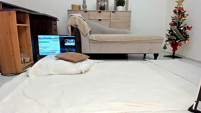 Snapshot of classy_medea chatting on 12.17.25 classy medea online show from 12.17.25