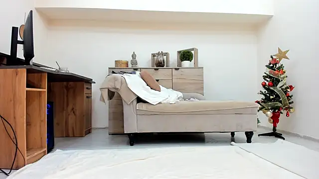 Snapshot of classy_medea chatting on 12.18.25 classy medea online show from 12.18.25