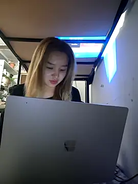 Snapshot of SherrylShaw chatting on 12.22.25 SherrylShaw online show from 12.22.25