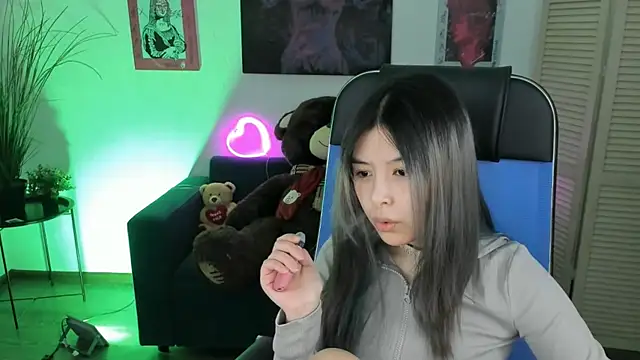 Snapshot of SirenMystiq chatting on 12.16.25 SirenMystiq online show from 12.16.25