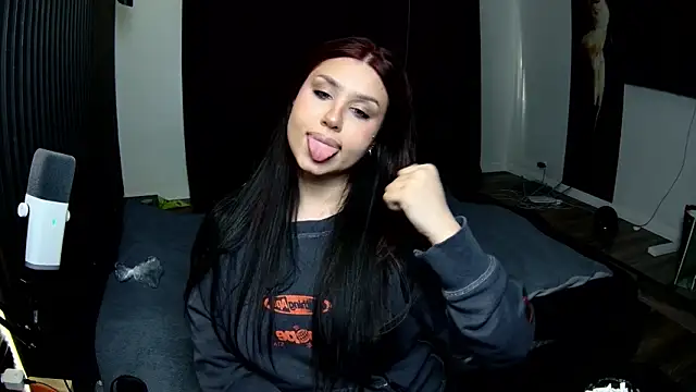 Nicole Pars online show from 03.17.26