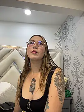 Snapshot of Annyhathatway chatting on 03.27.26 Annyhathatway online show from 03.27.26