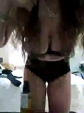 Snapshot of NovaMia chatting on 02.05.26 NovaMia online show from 02.05.26