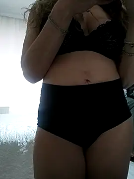 Snapshot of NovaMia chatting on 02.18.26 NovaMia online show from 02.18.26