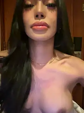 Snapshot of ValeriaDion chatting on 11.24.25 ValeriaDion online show from 11.24.25