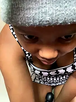 Snapshot of AshleyDesire chatting on 12.17.25 AshleyDesire online show from 12.17.25