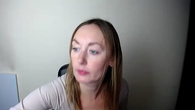 Snapshot of LiaSeass_ chatting on 12.14.25 LiaSeass online show from 12.14.25