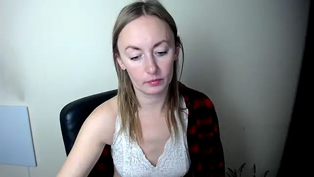 Snapshot of LiaSeass_ chatting on 12.15.25 LiaSeass online show from 12.15.25