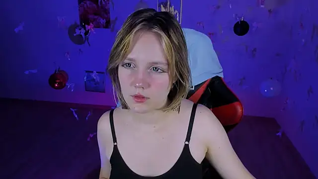 Snapshot of madeline_doll chatting on 12.18.25 madeline doll online show from 12.18.25