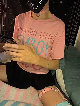 Snapshot of Femboitea-official chatting on 12.15.25 Femboitea-official online show from 12.15.25